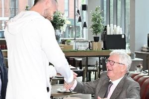 重聚❤️弗格森与德赫亚共进晚餐，两人满脸笑容拥抱热聊