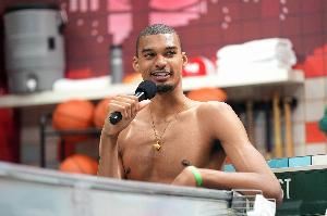 马克西：文班亚马曾在和我单挑时全程防守 那时他就与众不同