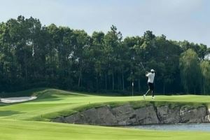 手痒了！詹姆斯凌晨飞抵上海 今日上午就去浦东挥杆练习高尔夫