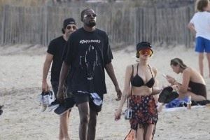 KD调侃女主持:我和一个像你的女孩一起游玩 大家都说我俩在恋爱